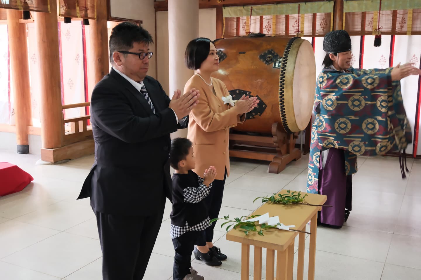 阿部野神社でのお宮参りをしている家族