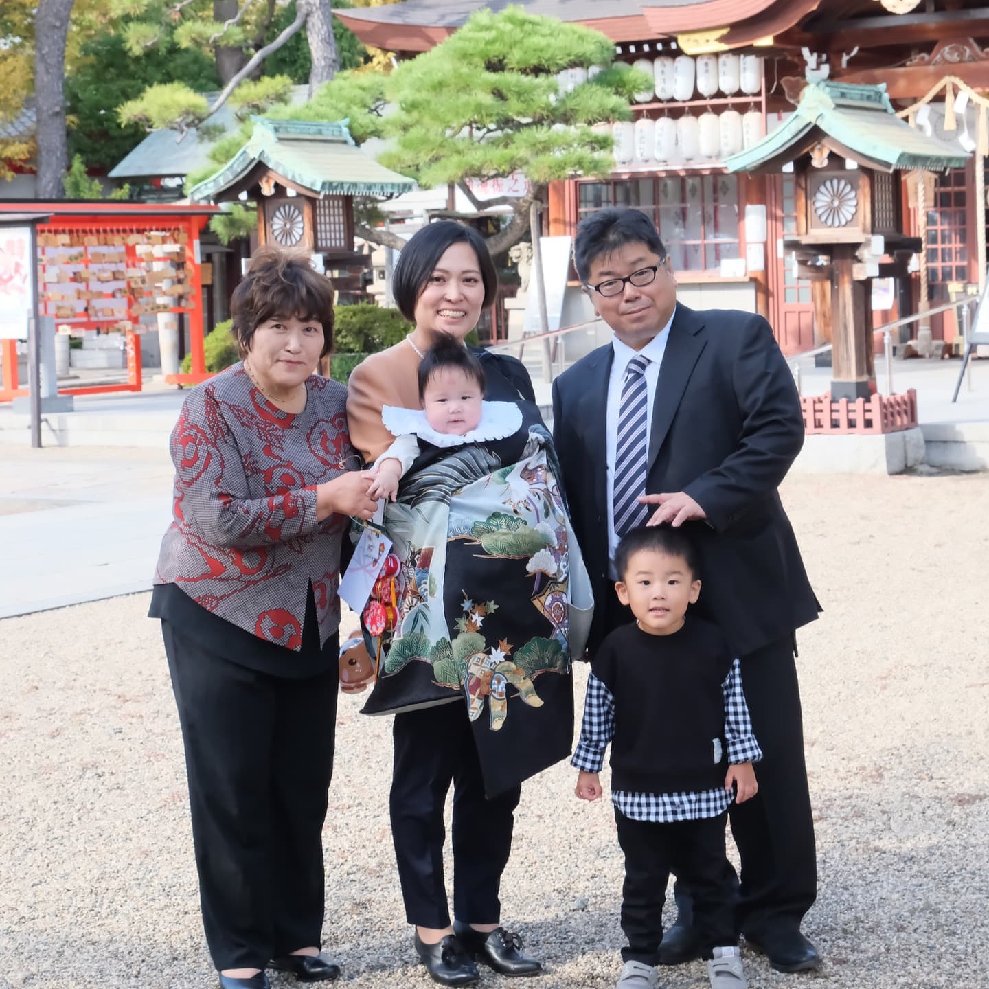 阿部野神社でお宮参りをする家族