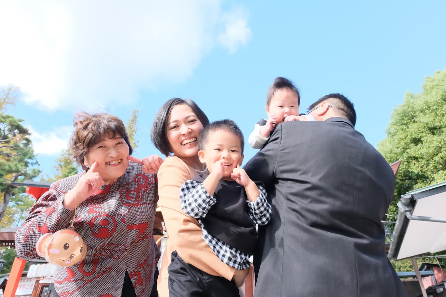 阿部野神社でお宮参りをする家族