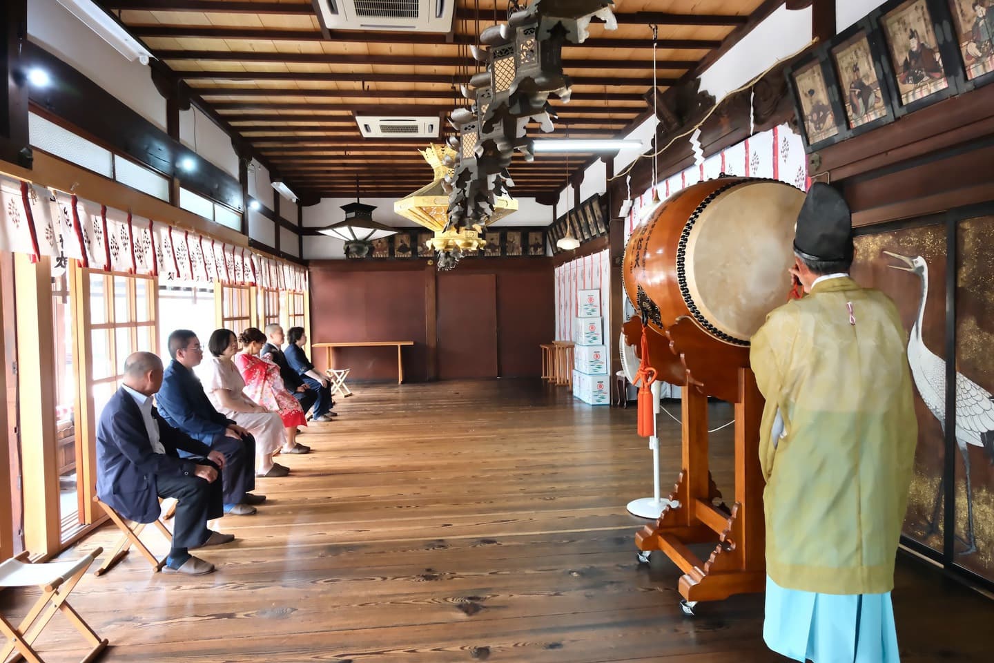 高浜神社でお宮参りをする家族