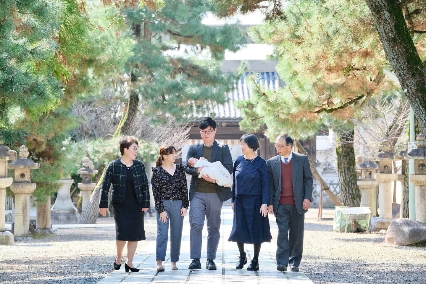 御香宮神社でお宮参りをしている家族