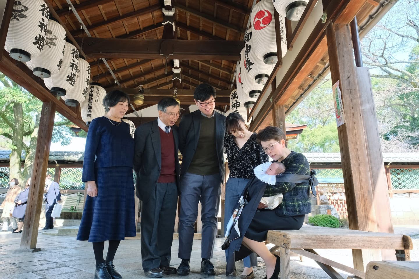 御香宮神社でお宮参りをしている家族