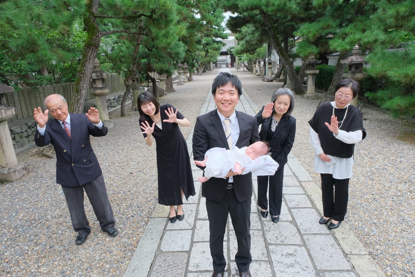 御香宮神社でお宮参りをしている家族