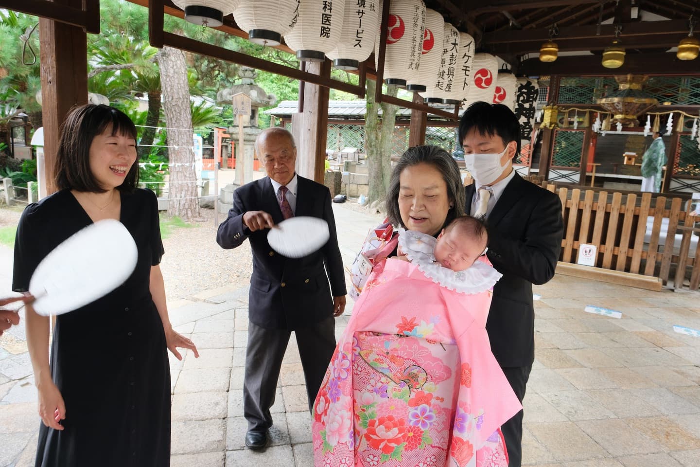 御香宮神社でお宮参りをしている家族