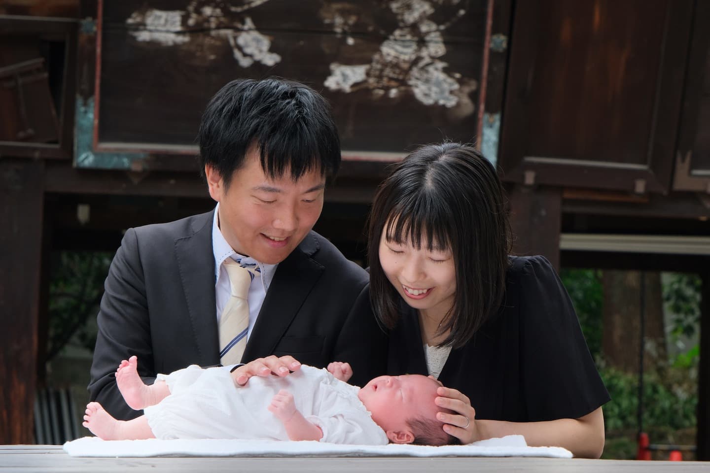 御香宮神社でお宮参りをしている家族