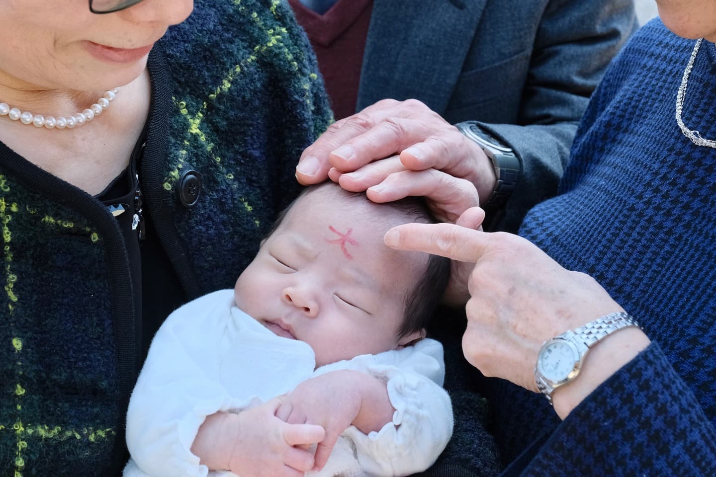 御香宮神社でお宮参りをしている家族