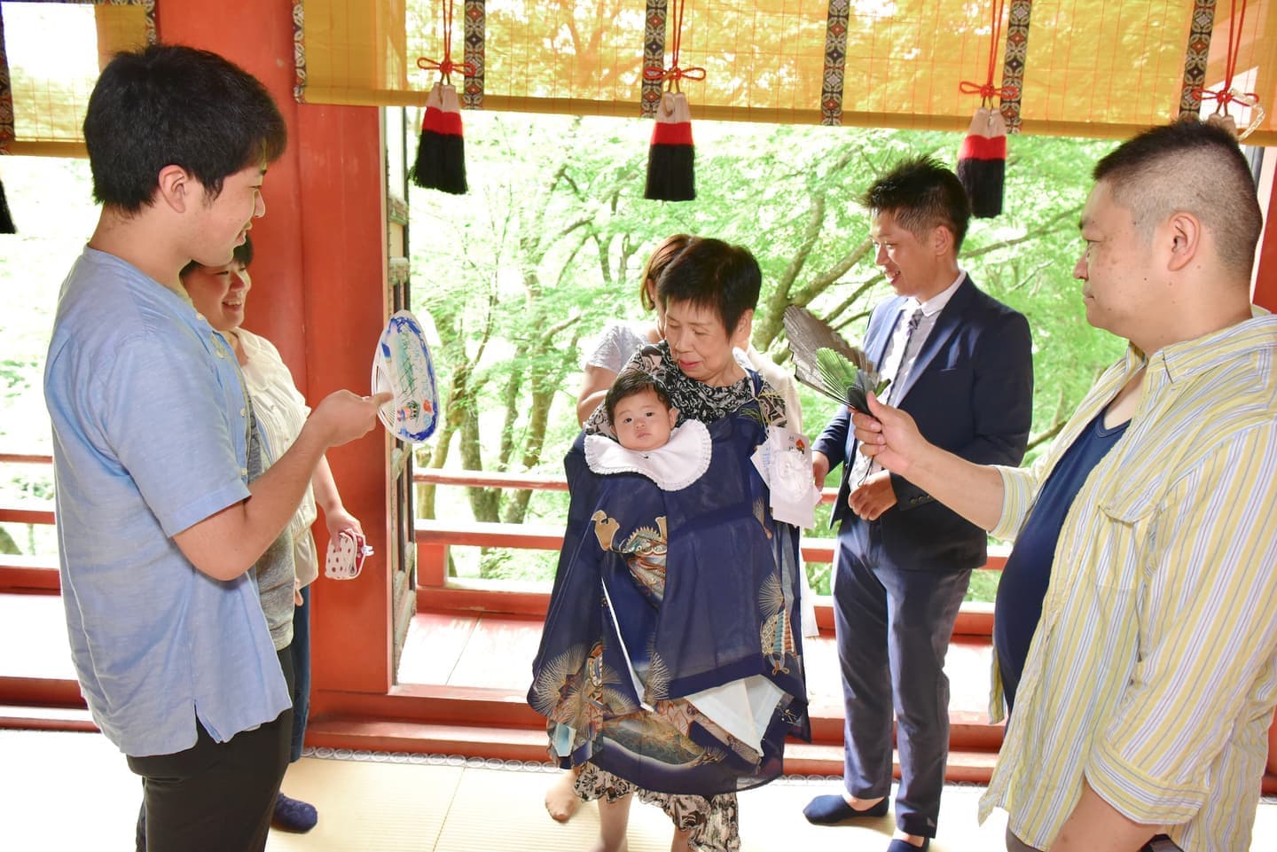 談山神社でお宮参りをした赤ちゃんと家族