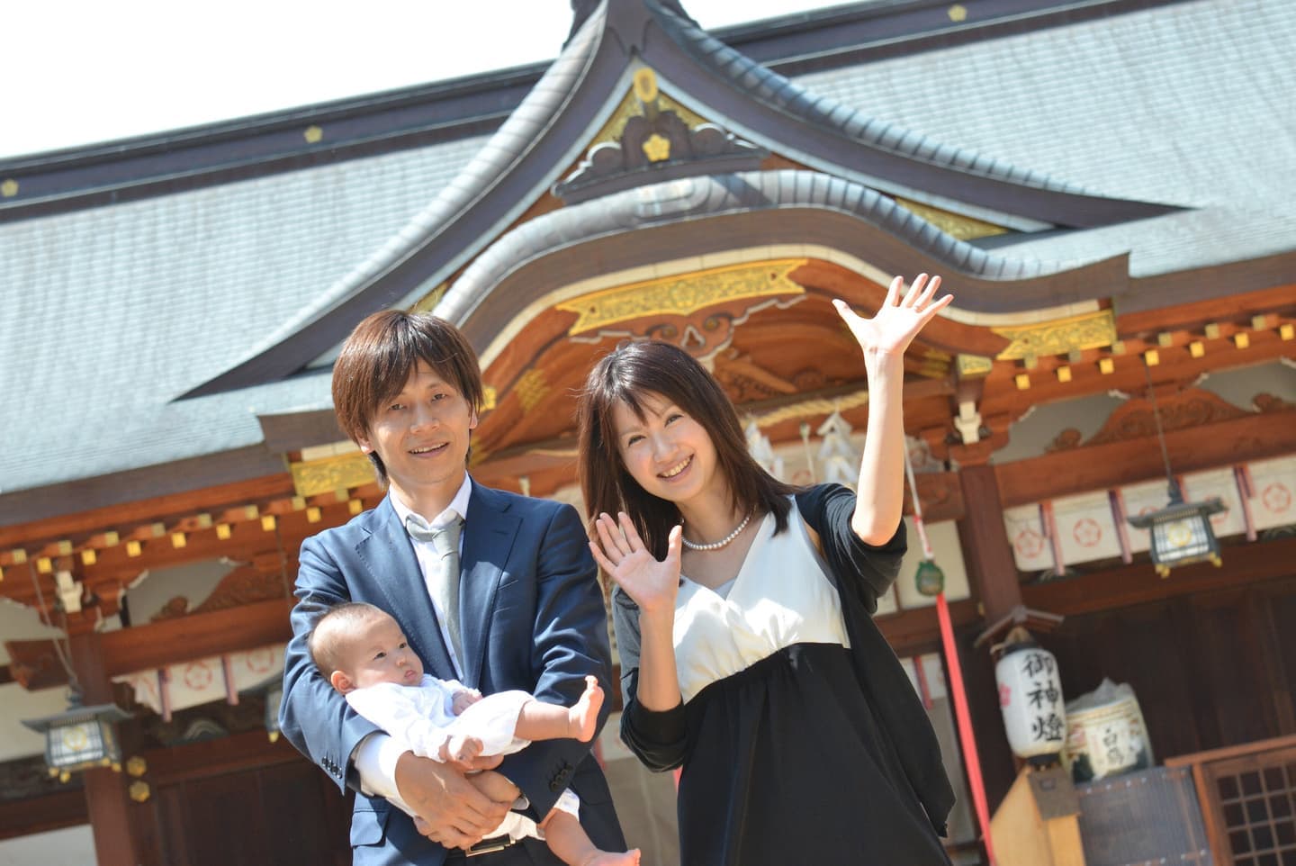 本住吉神社でお宮参りをした赤ちゃんと家族