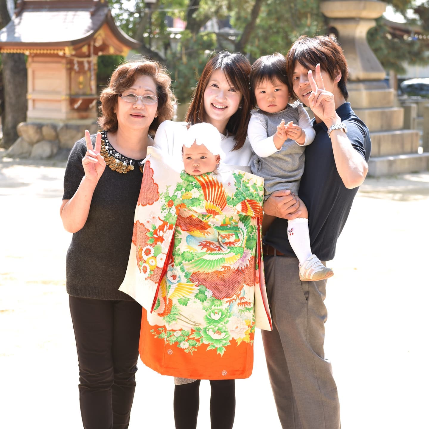 本住吉神社でお宮参りをした赤ちゃんと家族