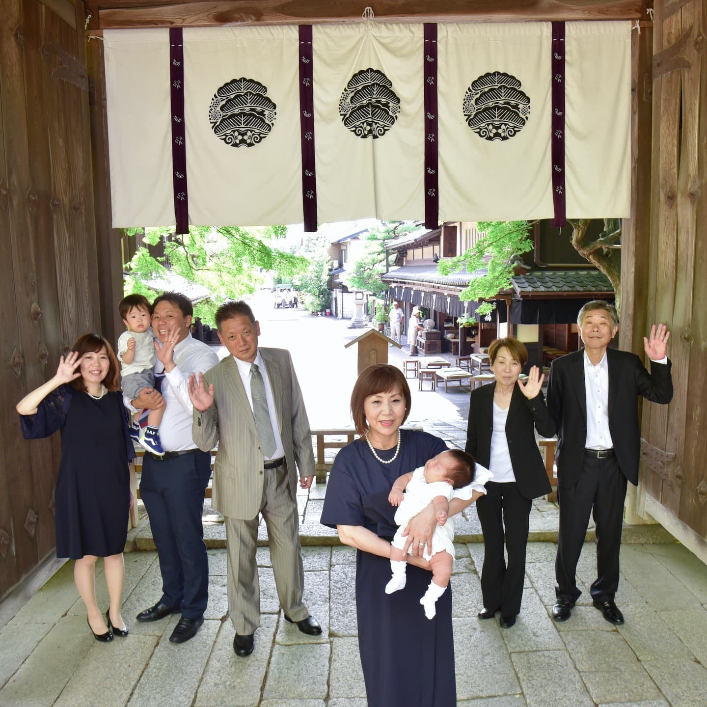 今宮神社でお宮参りをした赤ちゃんと家族