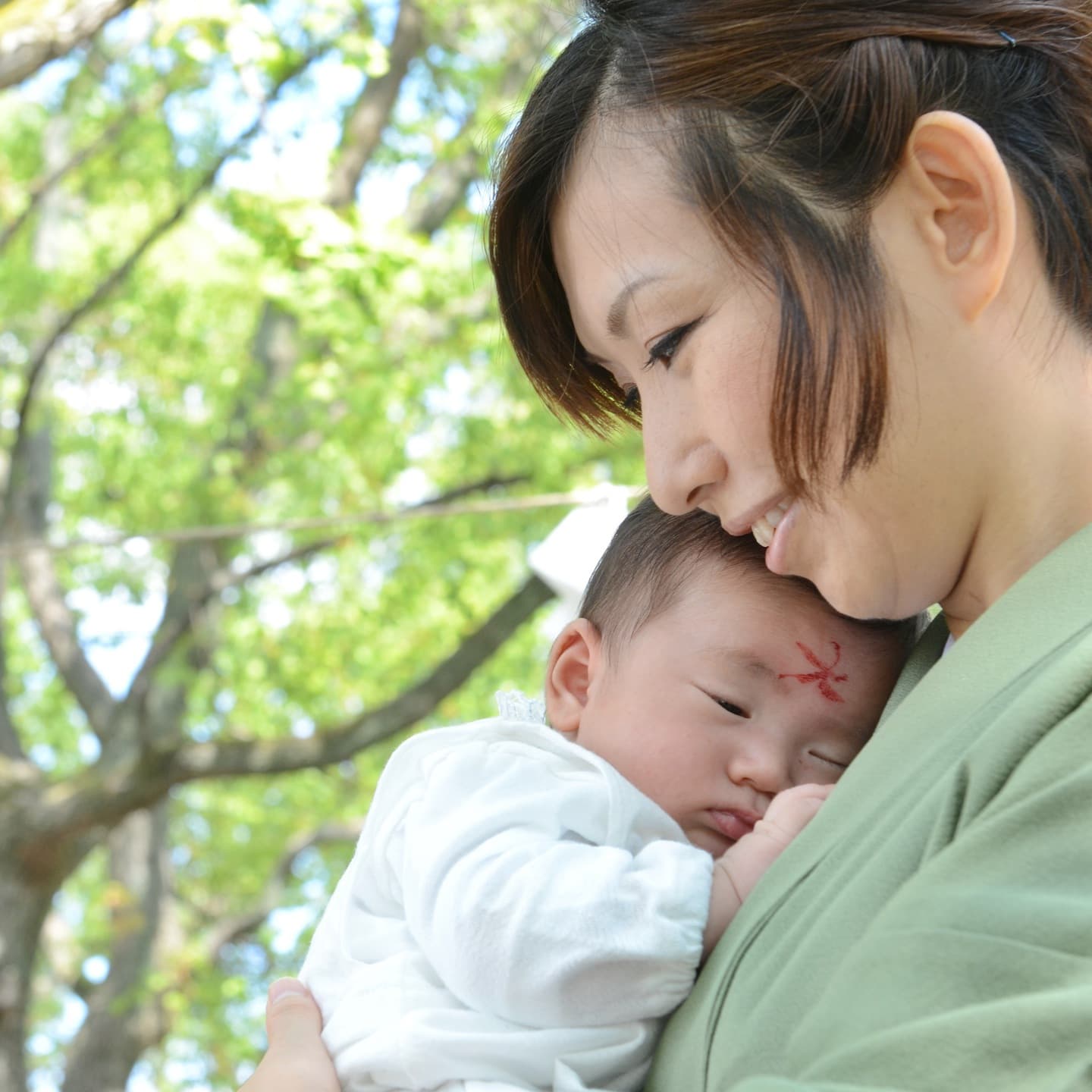 生國魂神社でお宮参りをした赤ちゃんと家族