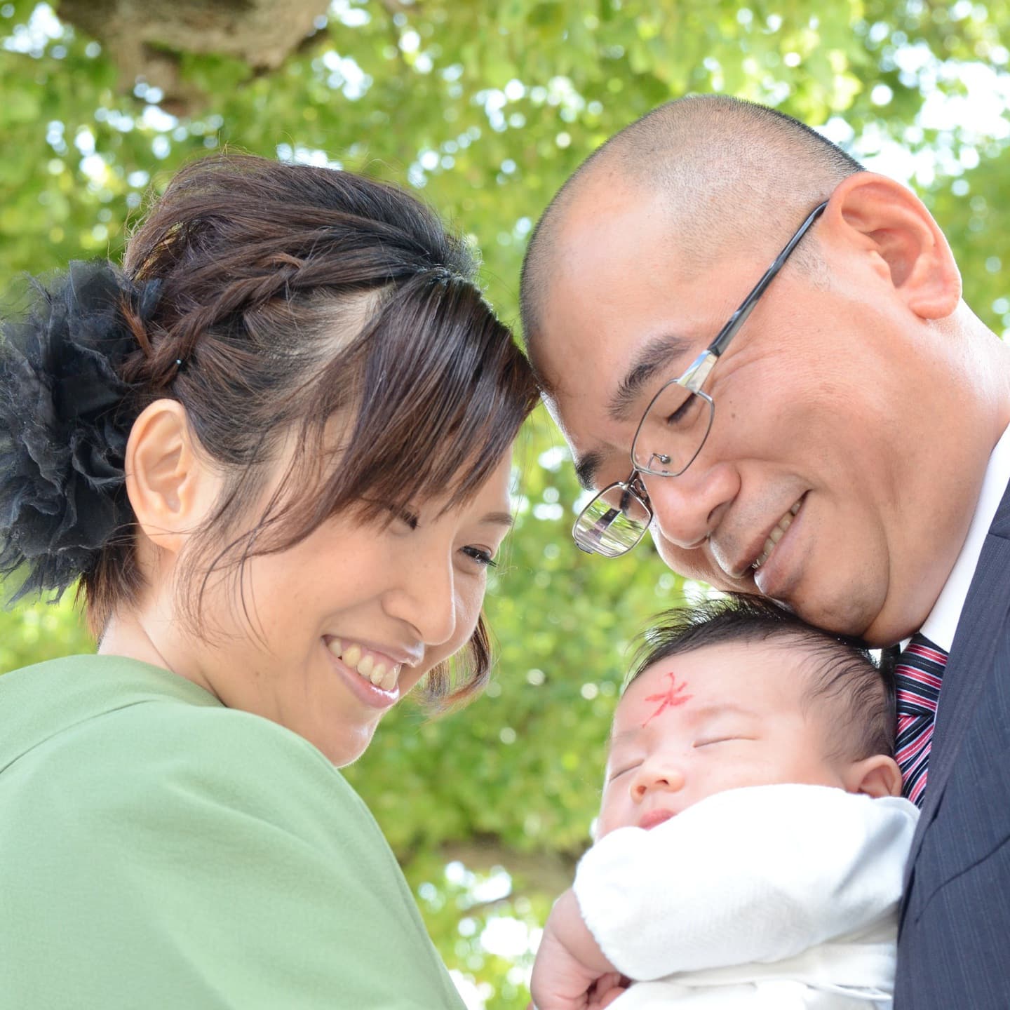生國魂神社でお宮参りをした赤ちゃんと家族