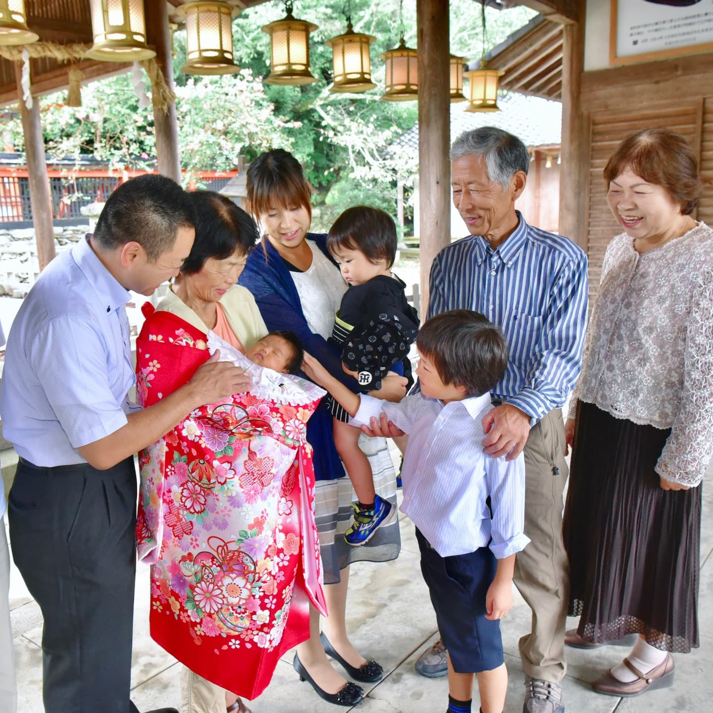 丹生官省符神社でお宮参りをした赤ちゃんと家族