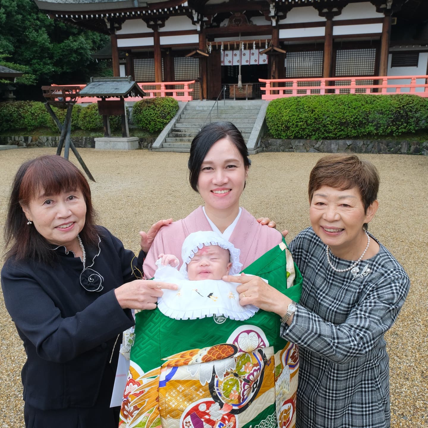岡田国神社でお宮参りをした赤ちゃんの着物