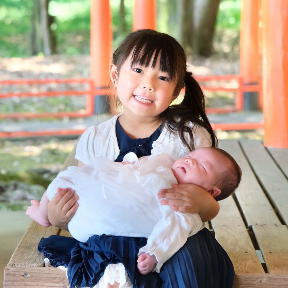 神社にお宮参りに来た赤ちゃん