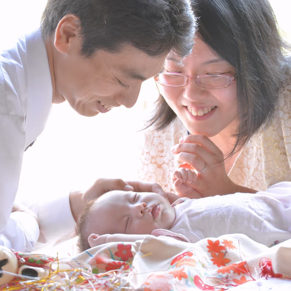 神社にお宮参りに来た赤ちゃん