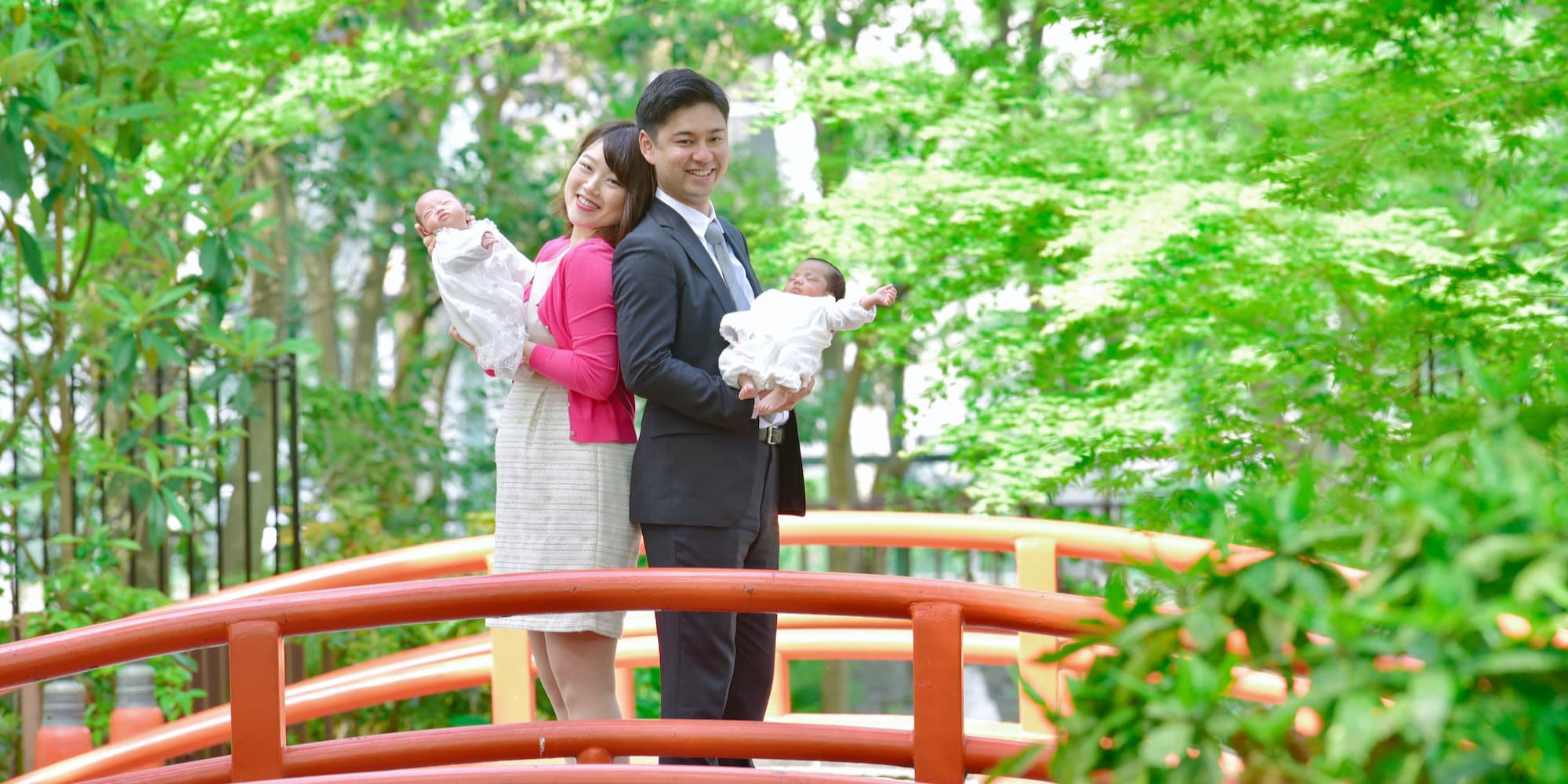 神社にお宮参りに来た赤ちゃん
