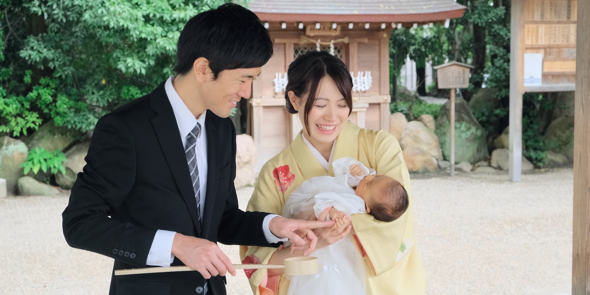 神社にお宮参りに来た赤ちゃん