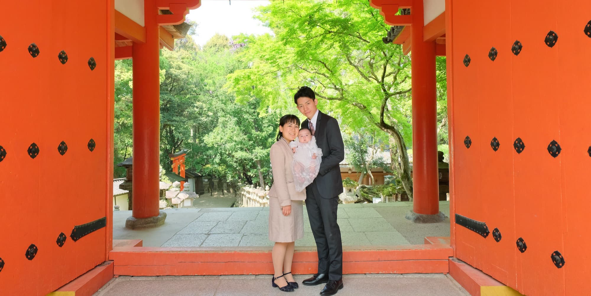 神社にお宮参りに来た赤ちゃん