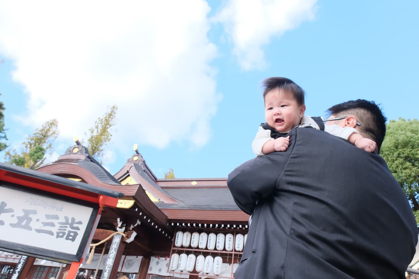 阿部野神社でのお宮参りをしている家族