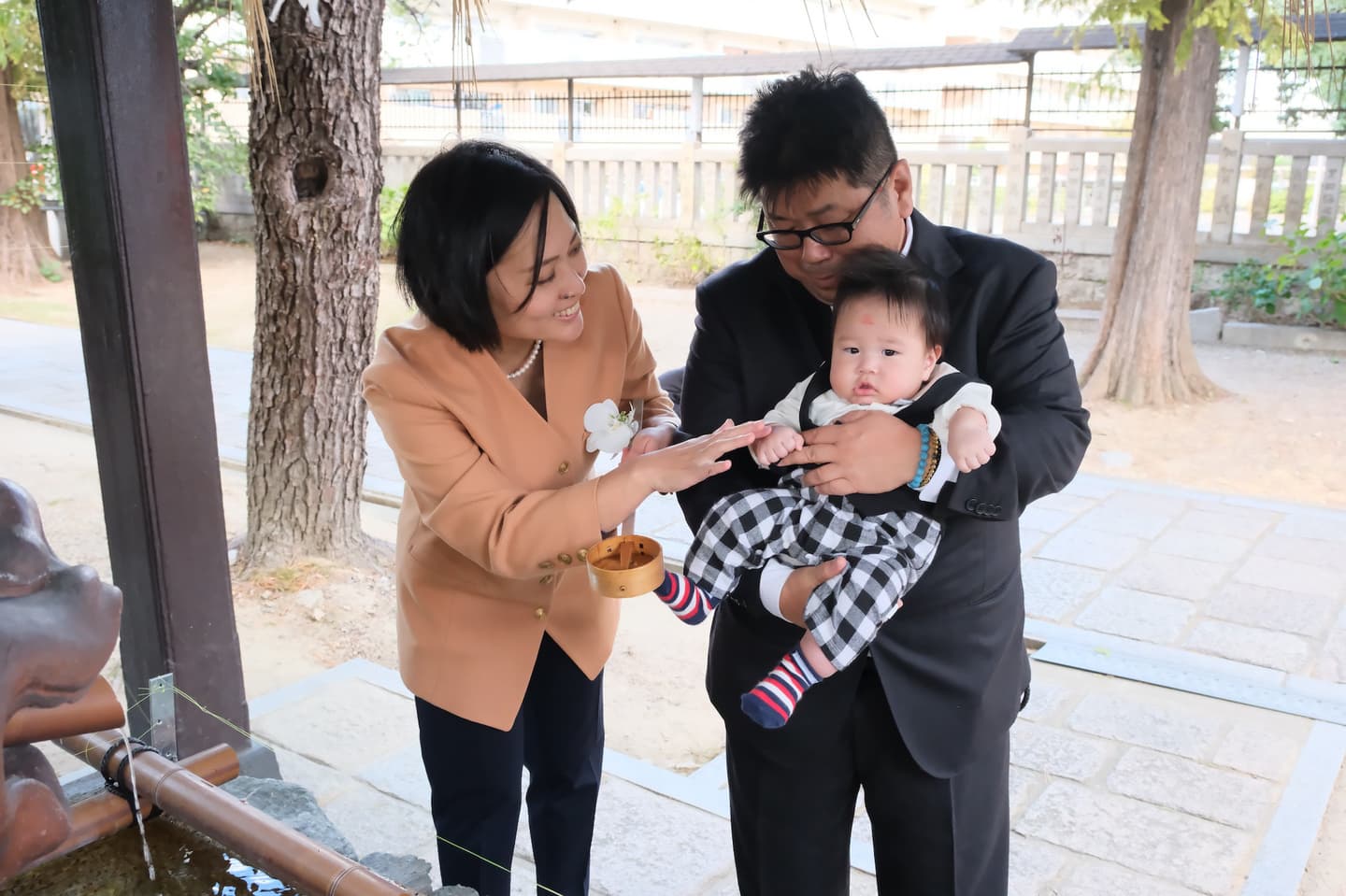 阿部野神社でのお宮参りをしている家族