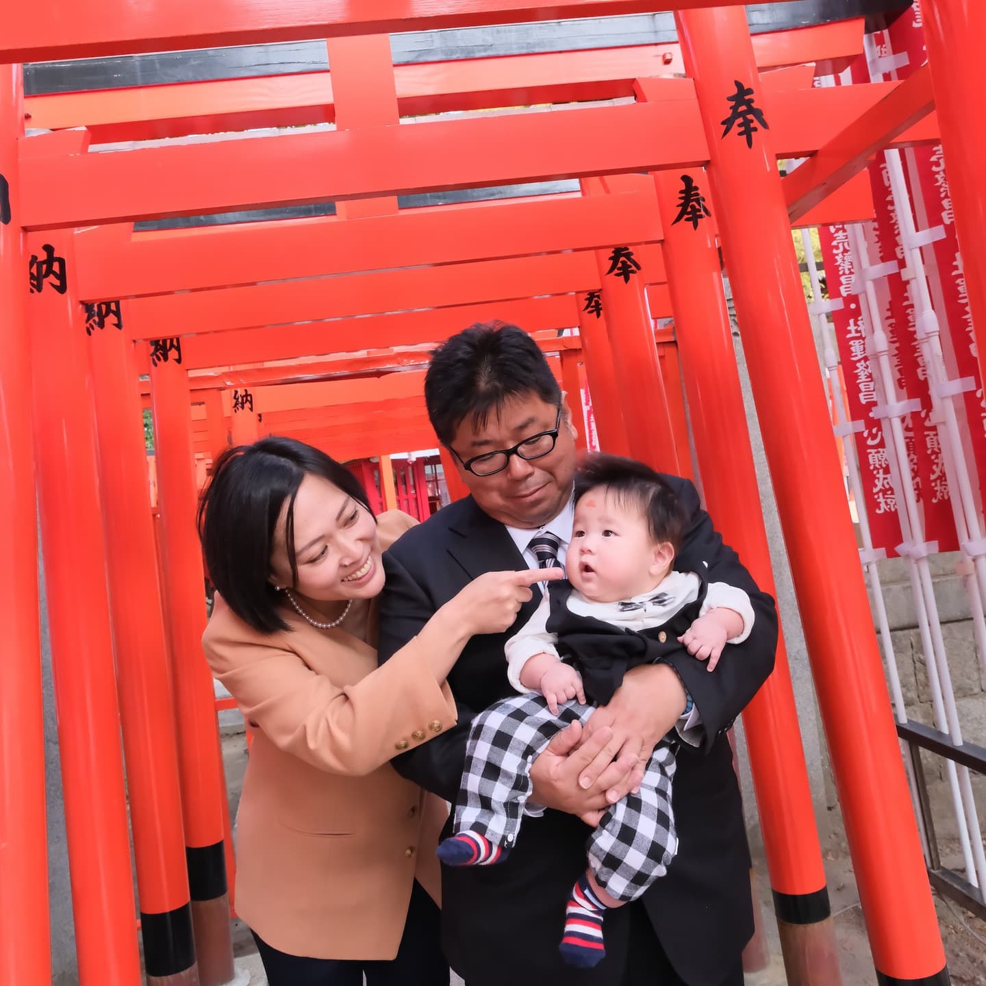 阿部野神社でお宮参りをする家族