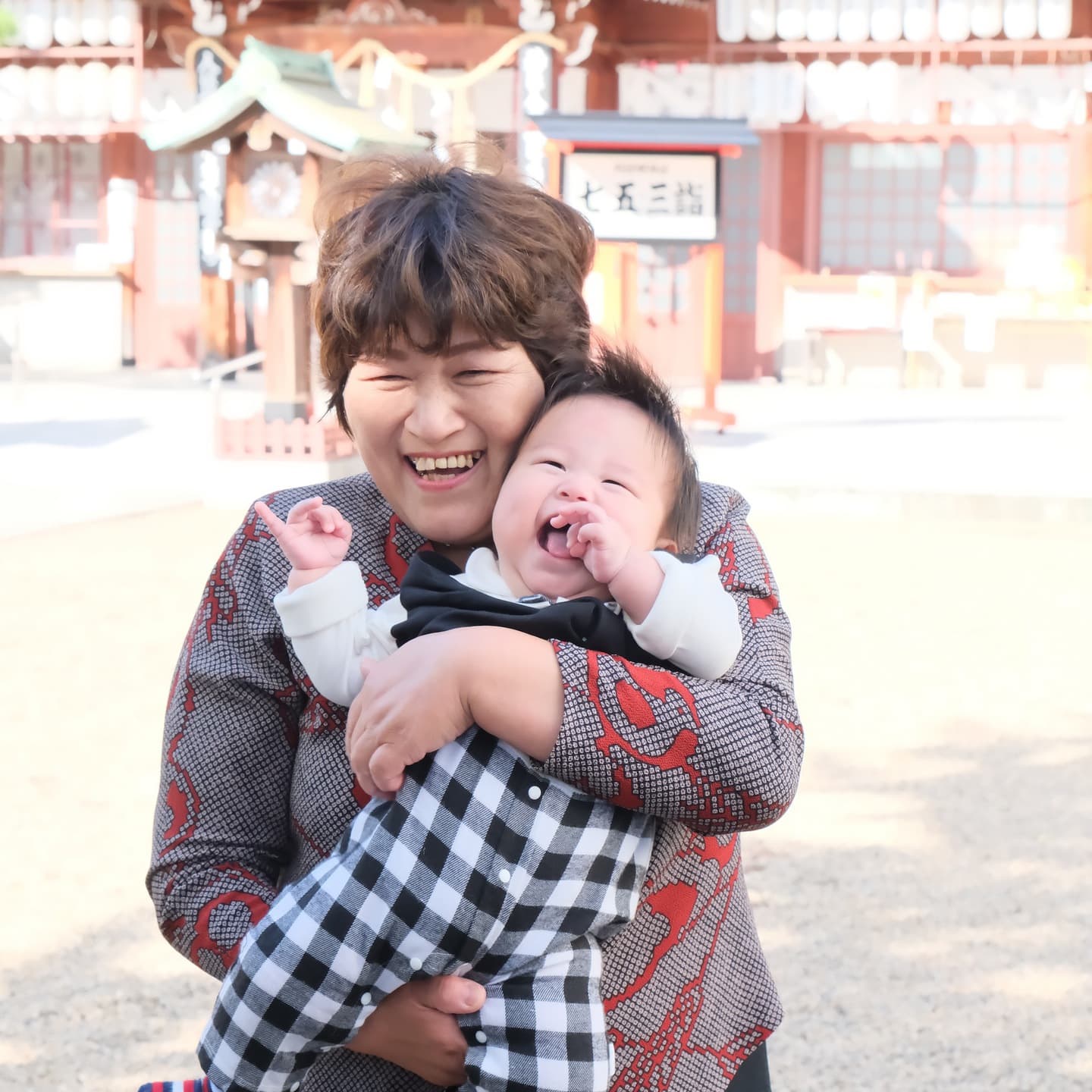 阿部野神社でお宮参りをする家族