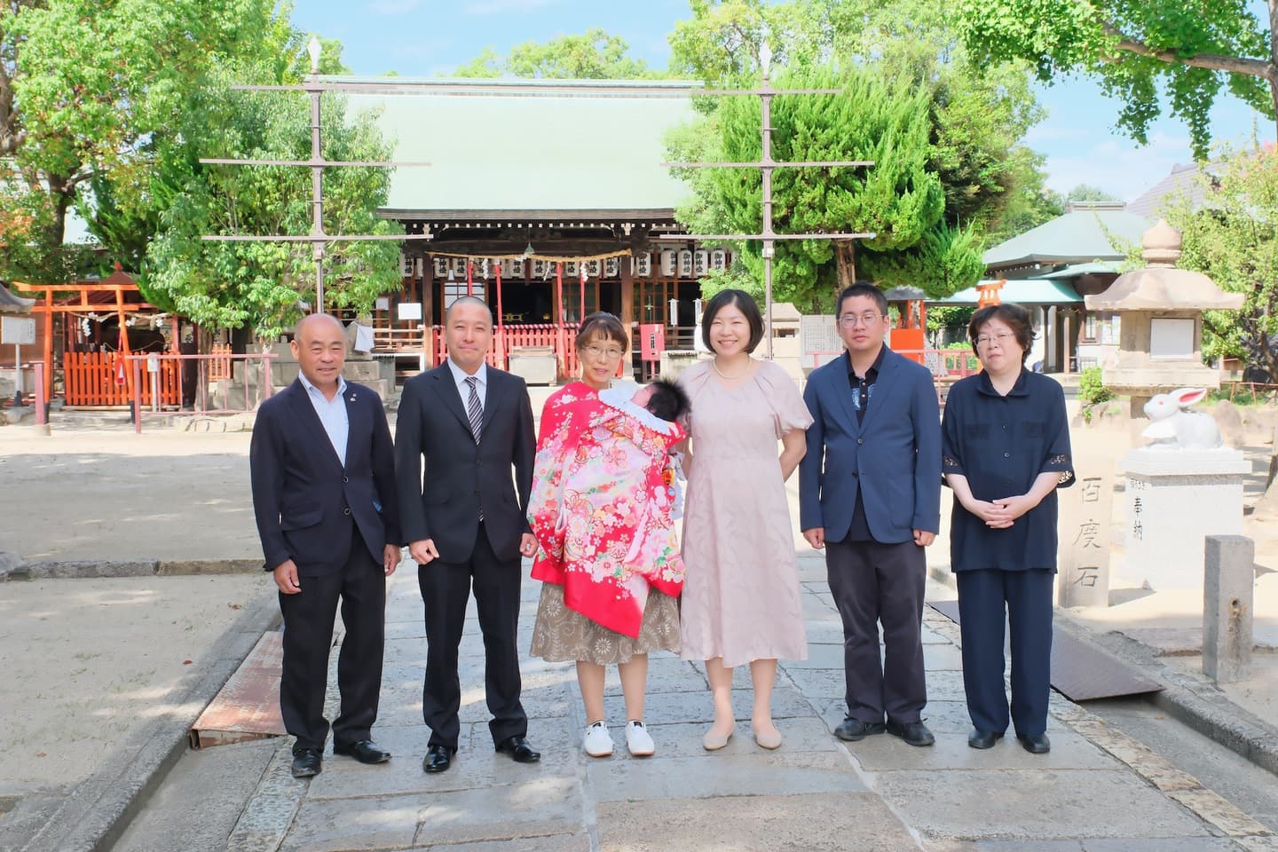 高浜神社でお宮参りをする家族