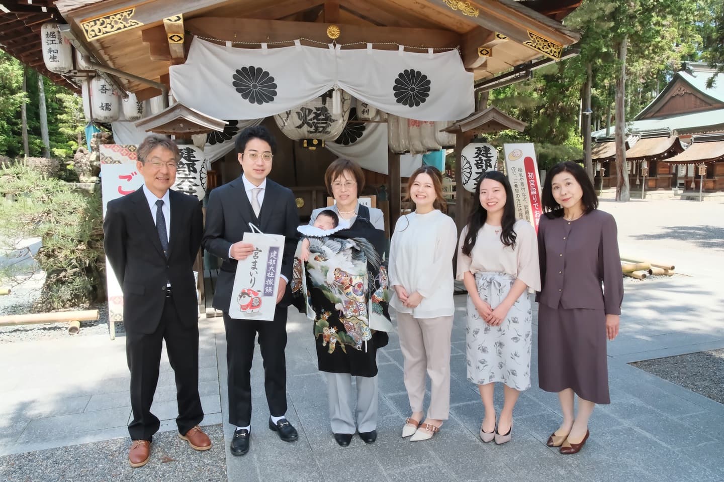 建部大社でお宮参りの家族と赤ちゃん