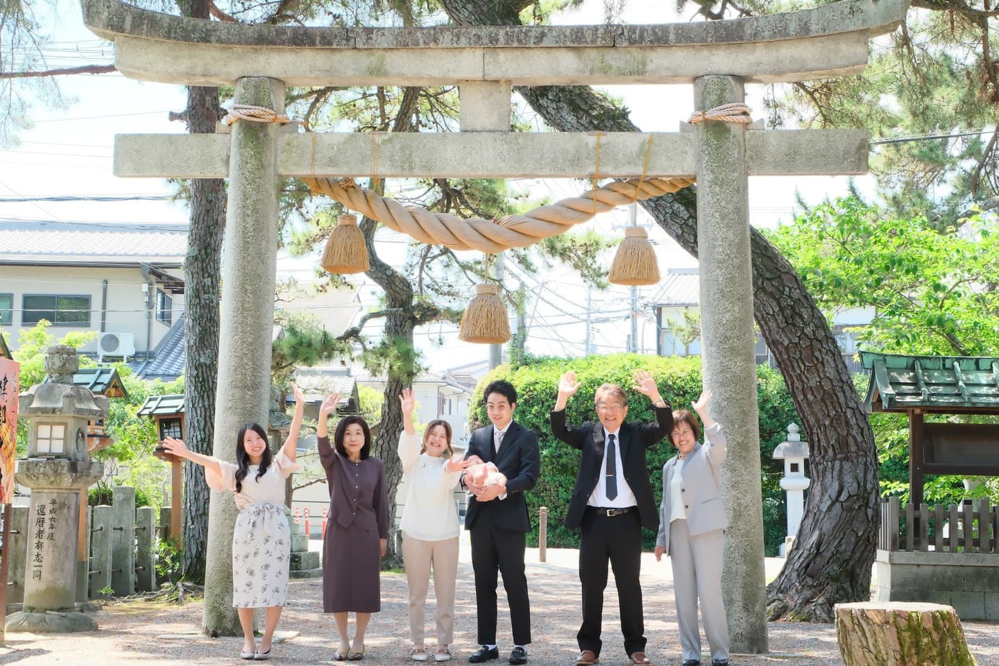 建部大社でお宮参りの家族と赤ちゃん