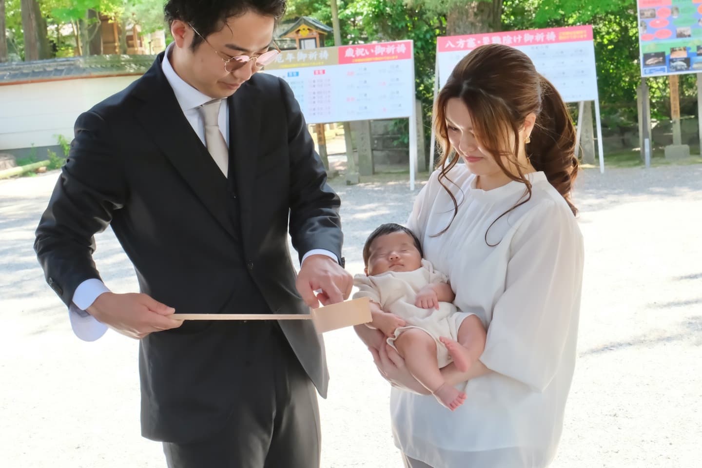 建部大社でお宮参りの家族と赤ちゃん