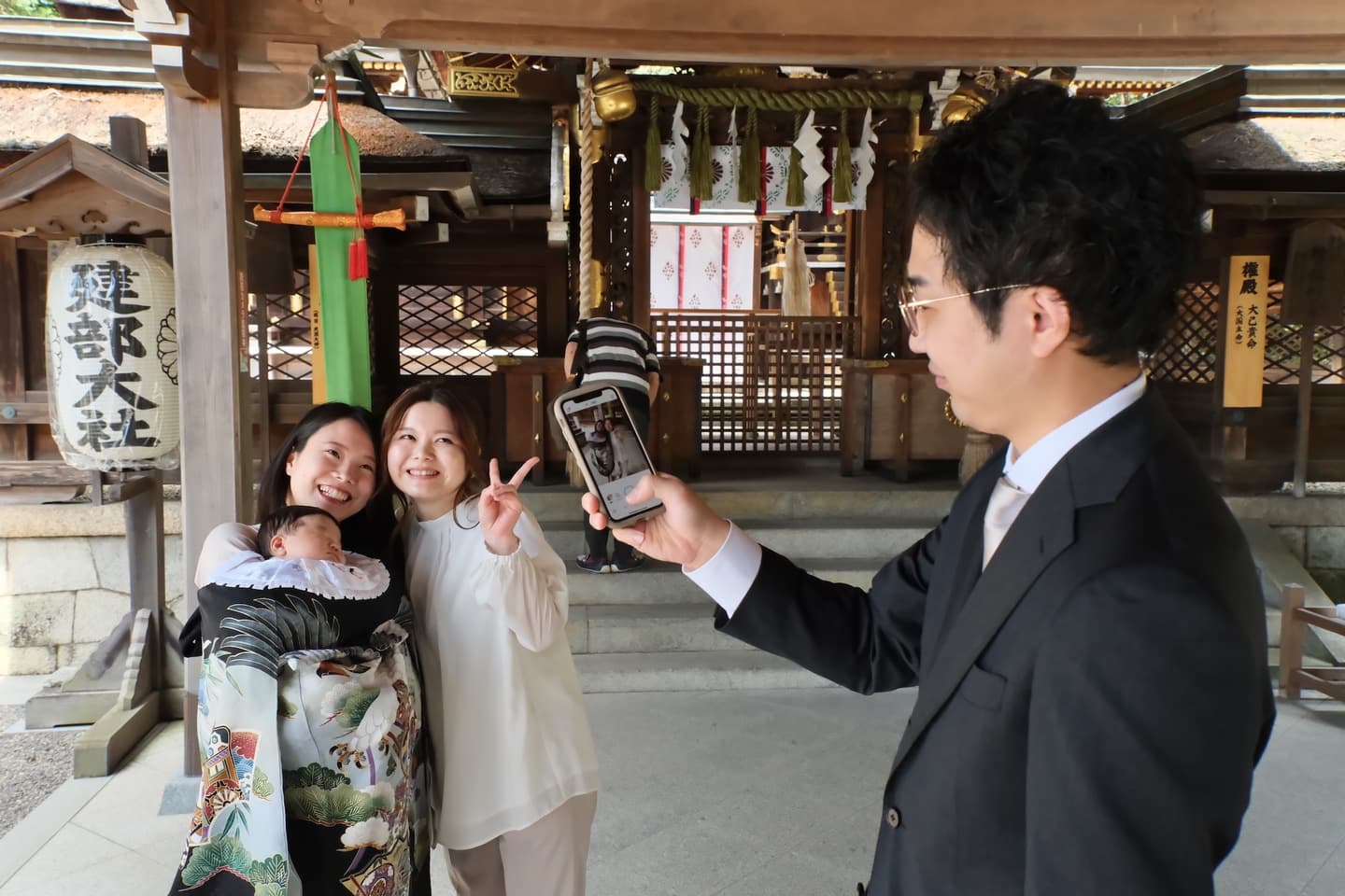 建部大社でお宮参りの家族と赤ちゃん