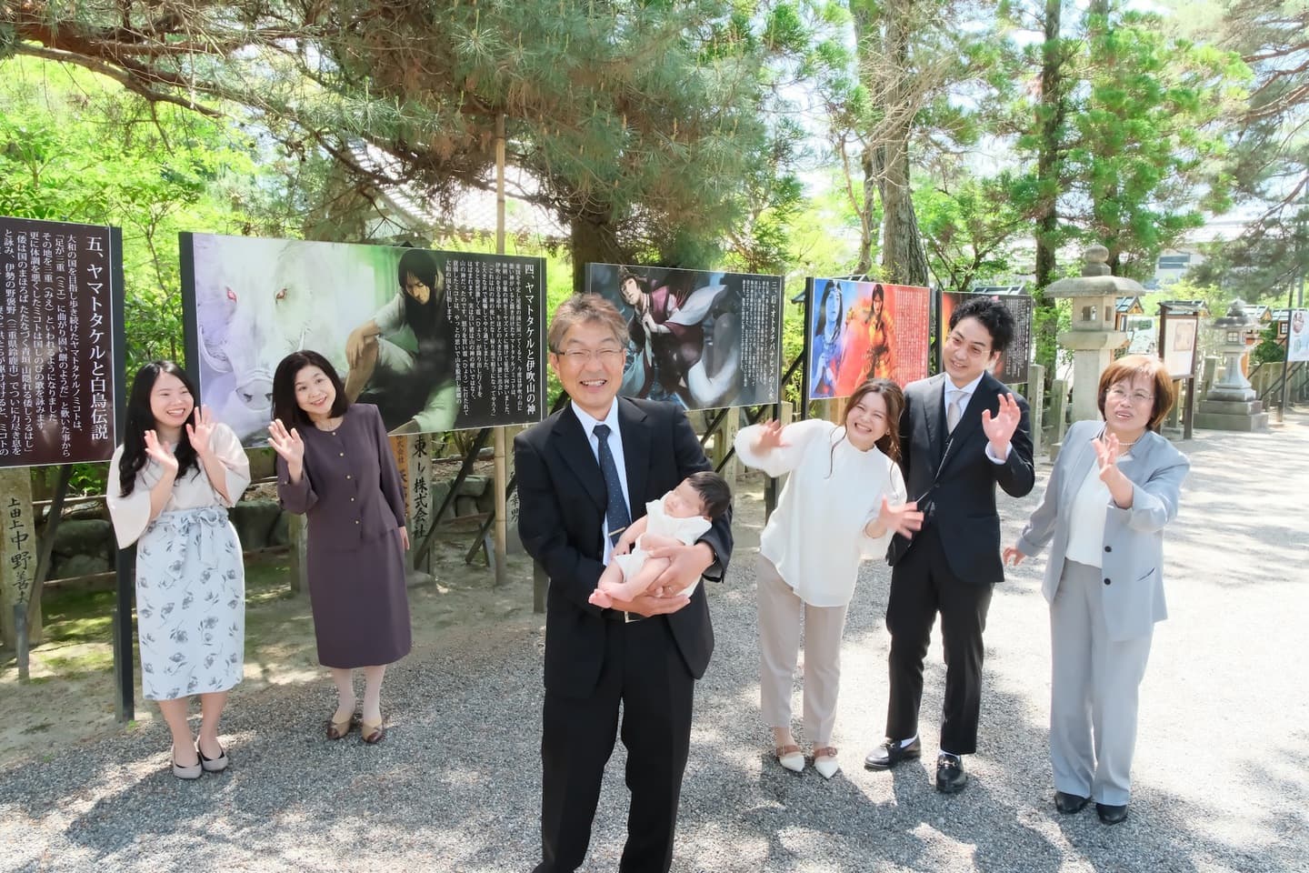 建部大社でお宮参りの家族と赤ちゃん