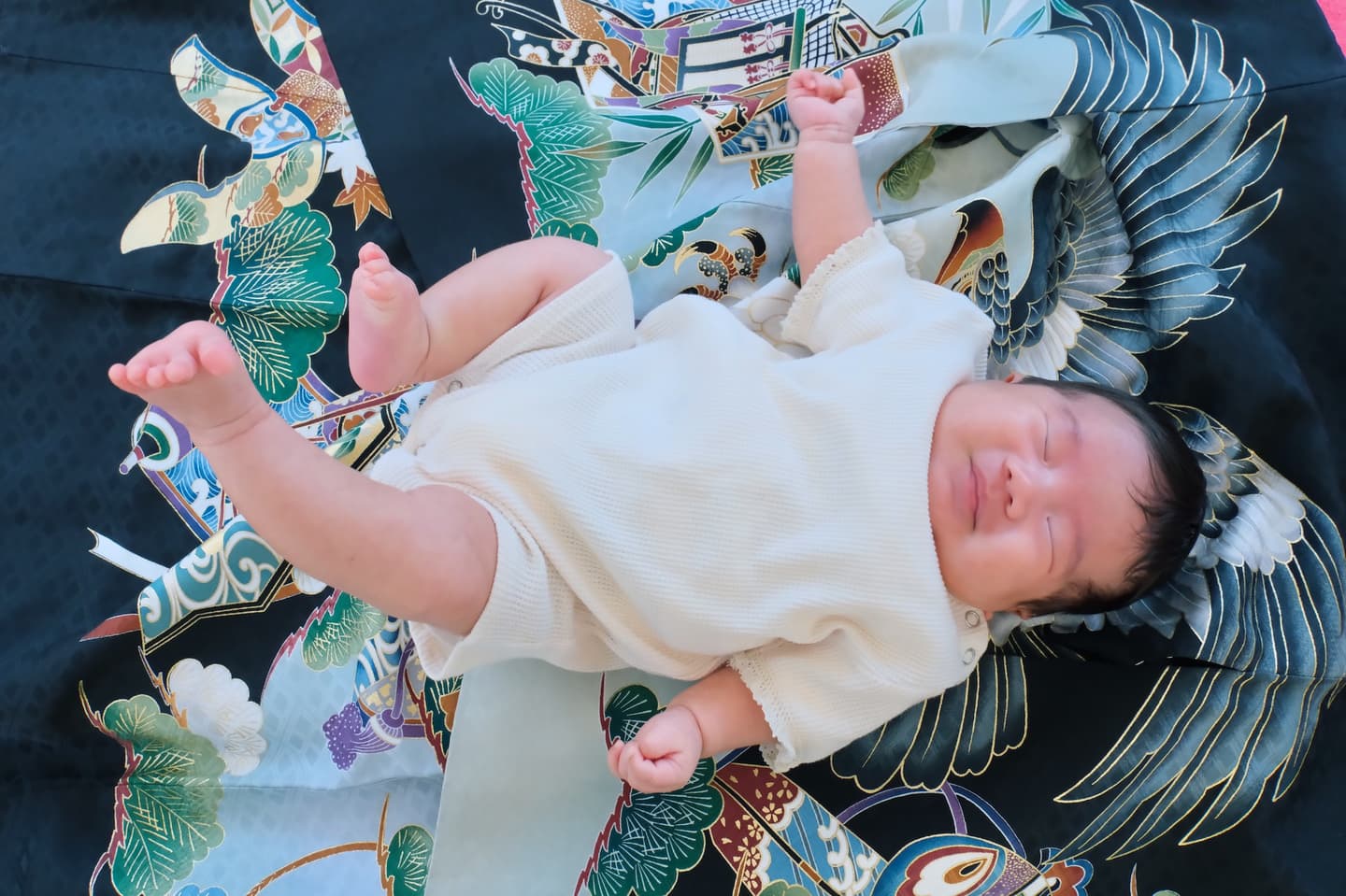 建部大社でお宮参りの家族と赤ちゃん