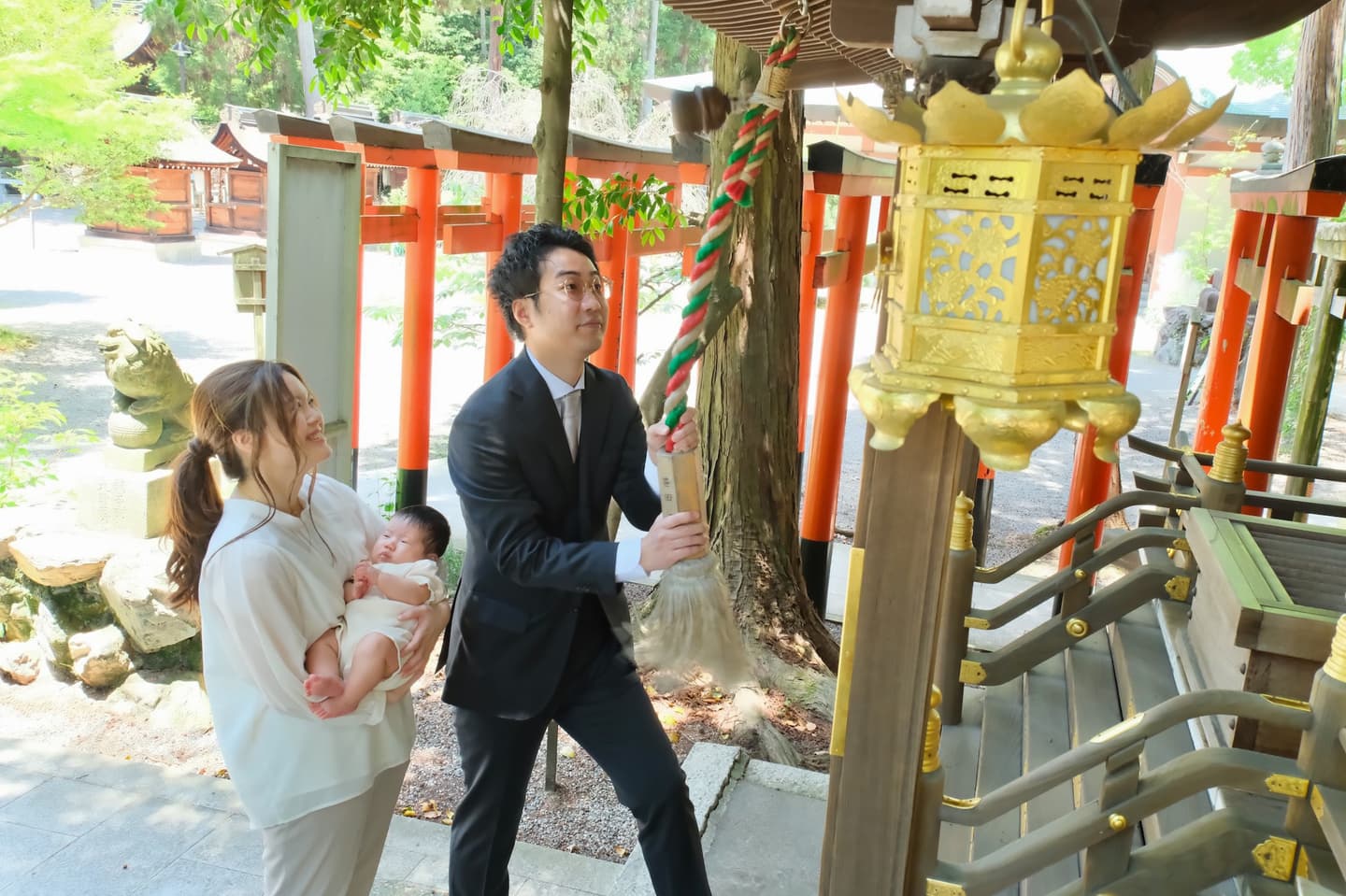 建部大社でお宮参りの家族と赤ちゃん