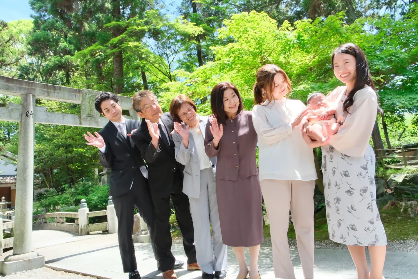 建部大社でお宮参りの家族と赤ちゃん