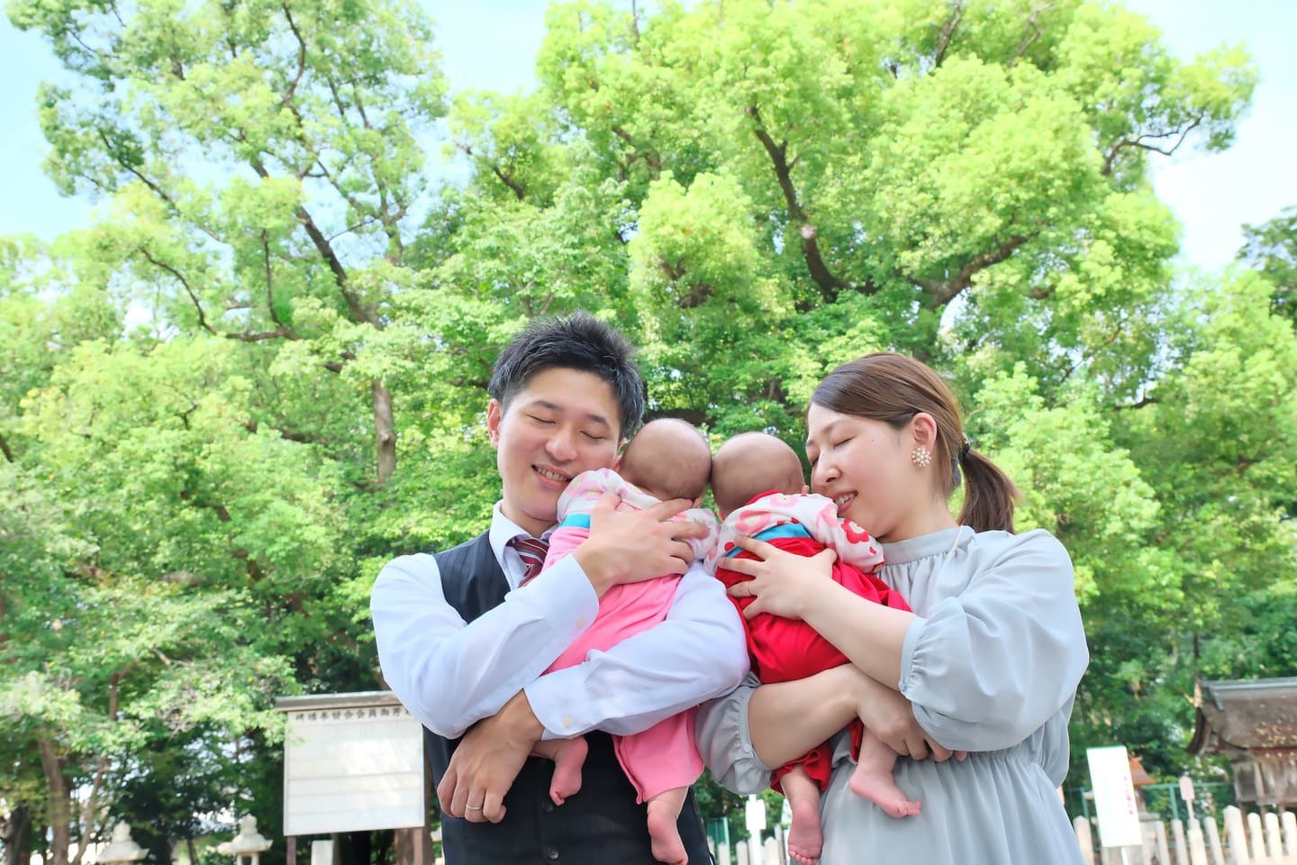 泉穴師神社でお宮参りをしている家族