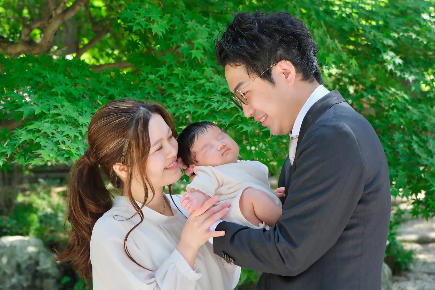 建部大社でお宮参りの家族と赤ちゃん