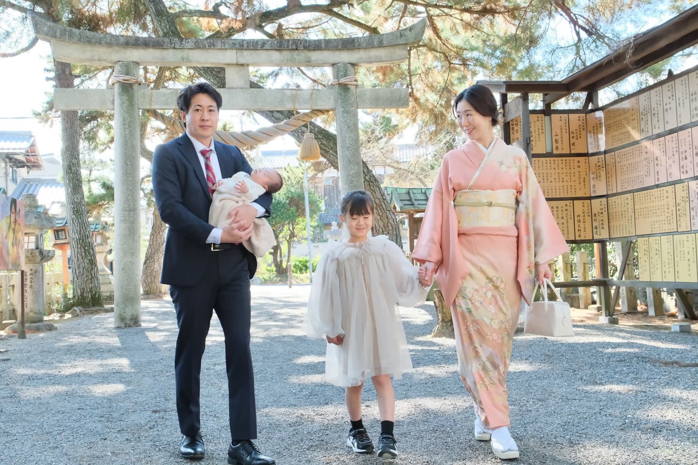 建部大社でお宮参りの家族と赤ちゃん