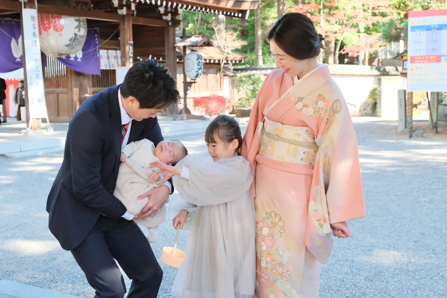 建部大社でお宮参りの家族と赤ちゃん