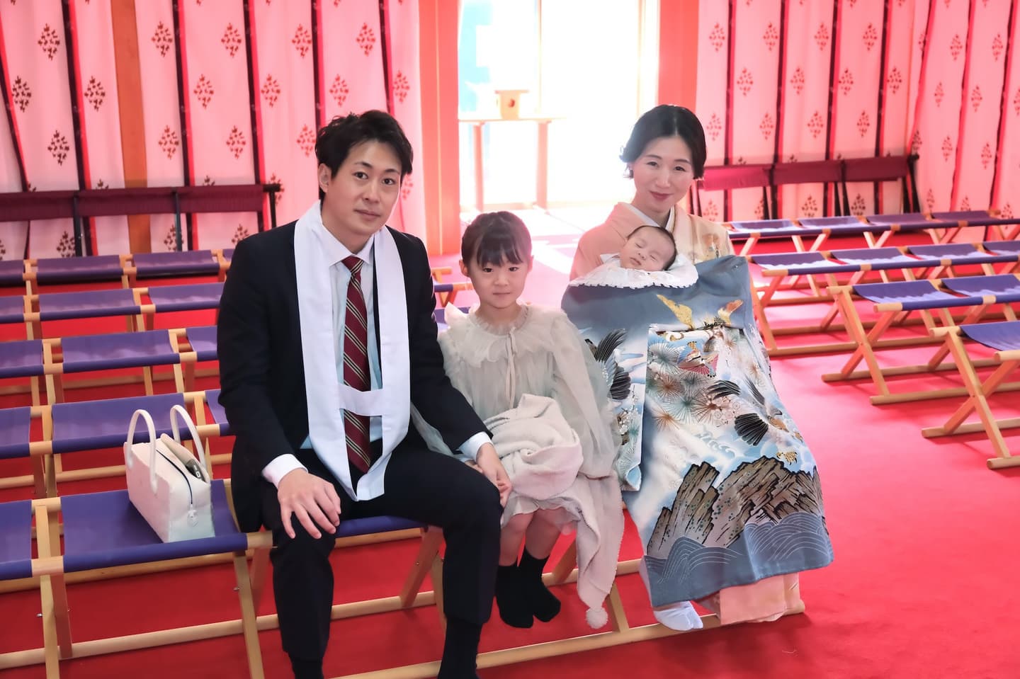 建部大社でお宮参りの家族と赤ちゃん