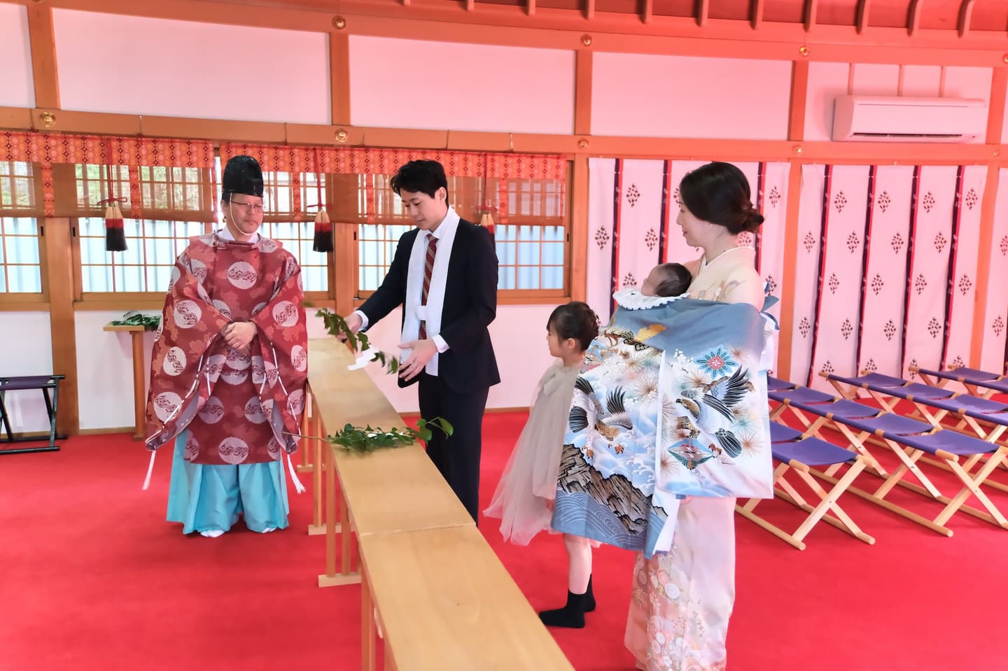 建部大社でお宮参りの家族と赤ちゃん