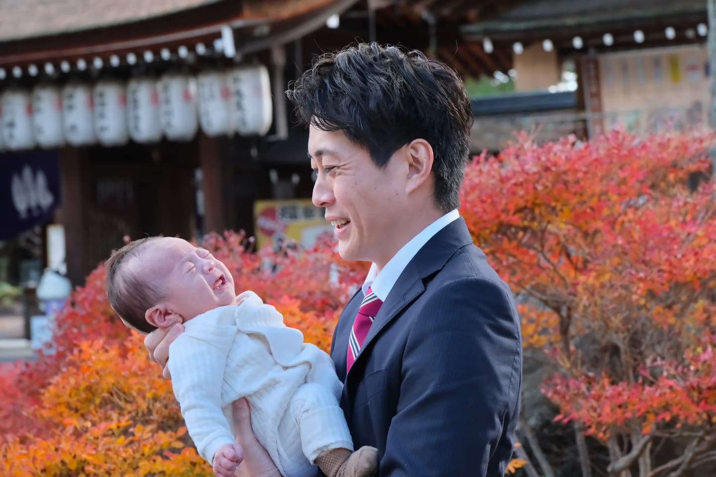 建部大社でお宮参りの家族と赤ちゃん