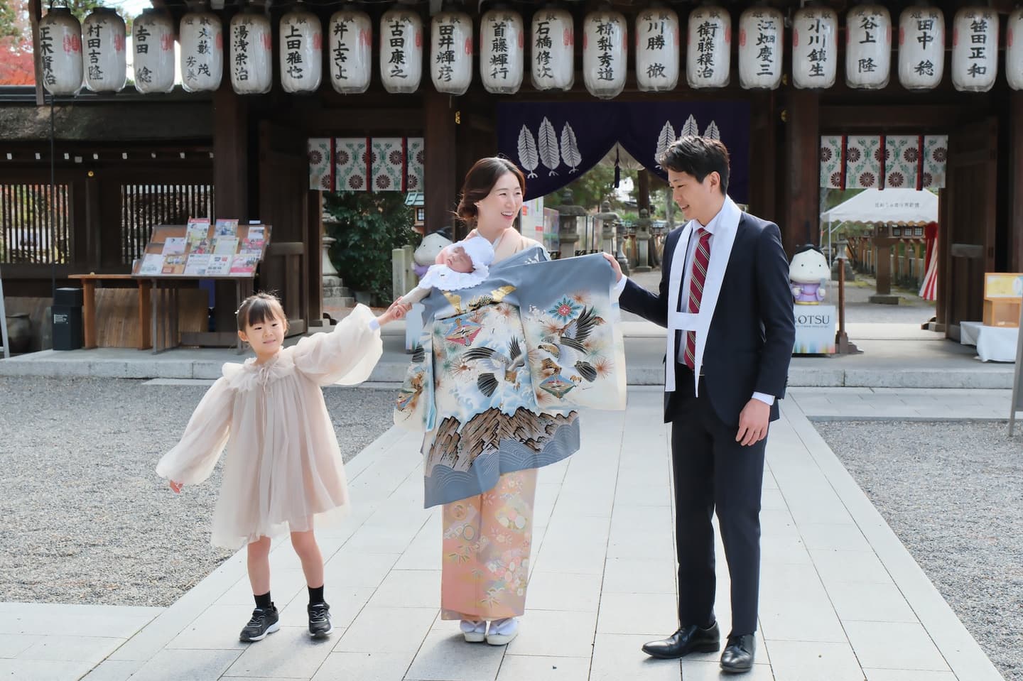建部大社でお宮参りの家族と赤ちゃん