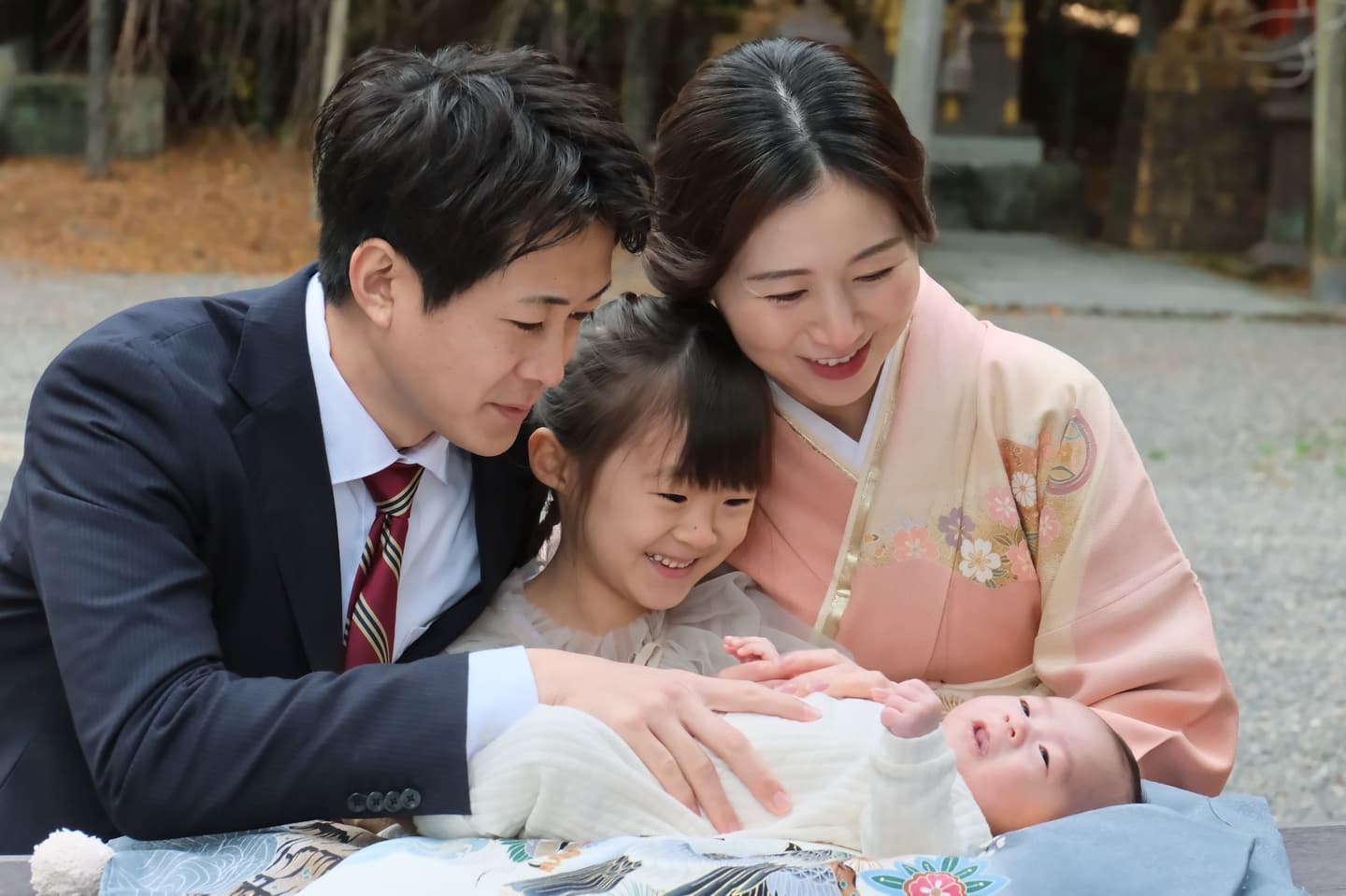 建部大社でお宮参りの家族と赤ちゃん