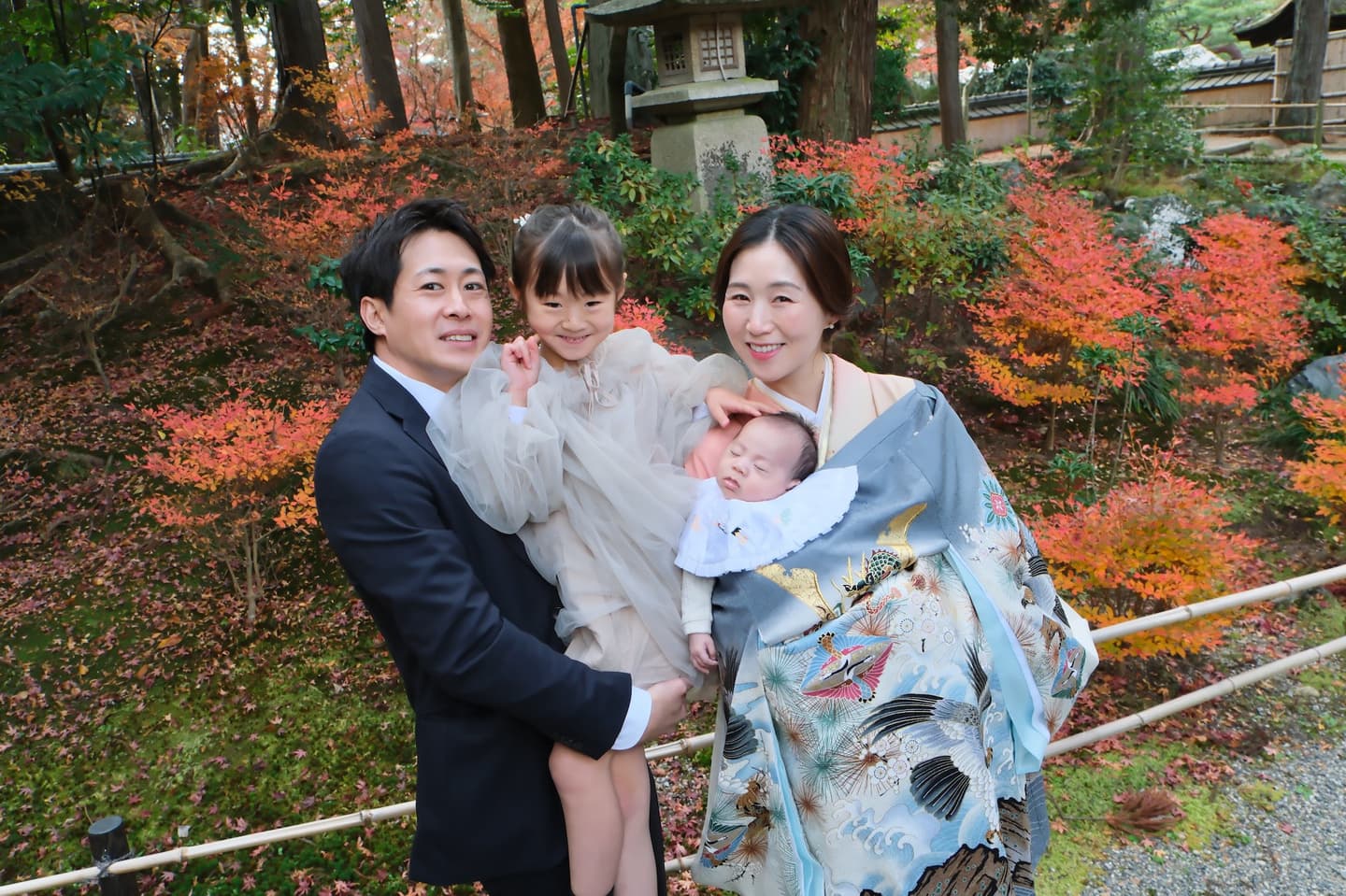 建部大社でお宮参りの家族と赤ちゃん