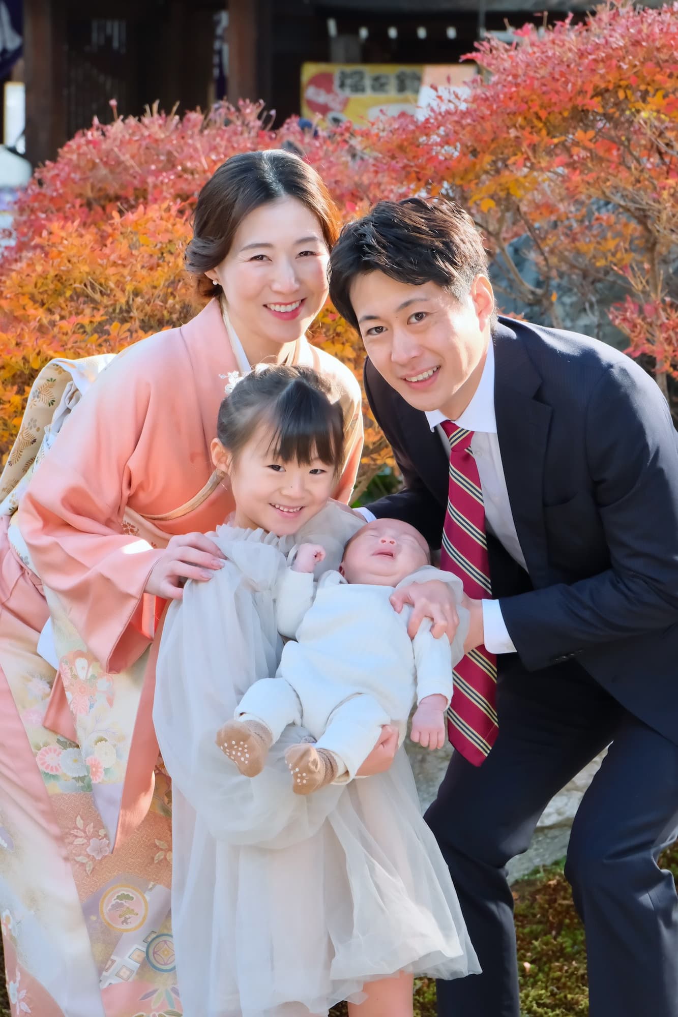 建部大社でお宮参りの家族と赤ちゃん