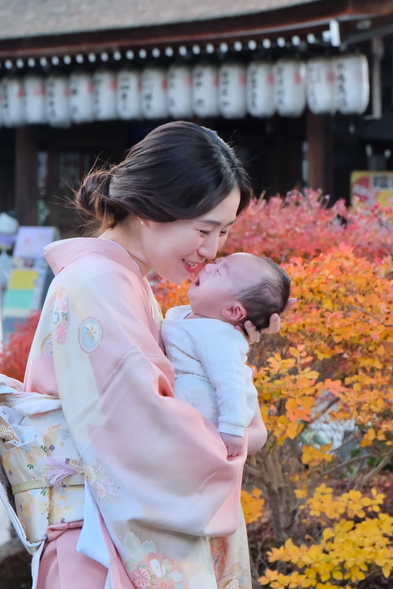 建部大社でお宮参りの家族と赤ちゃん
