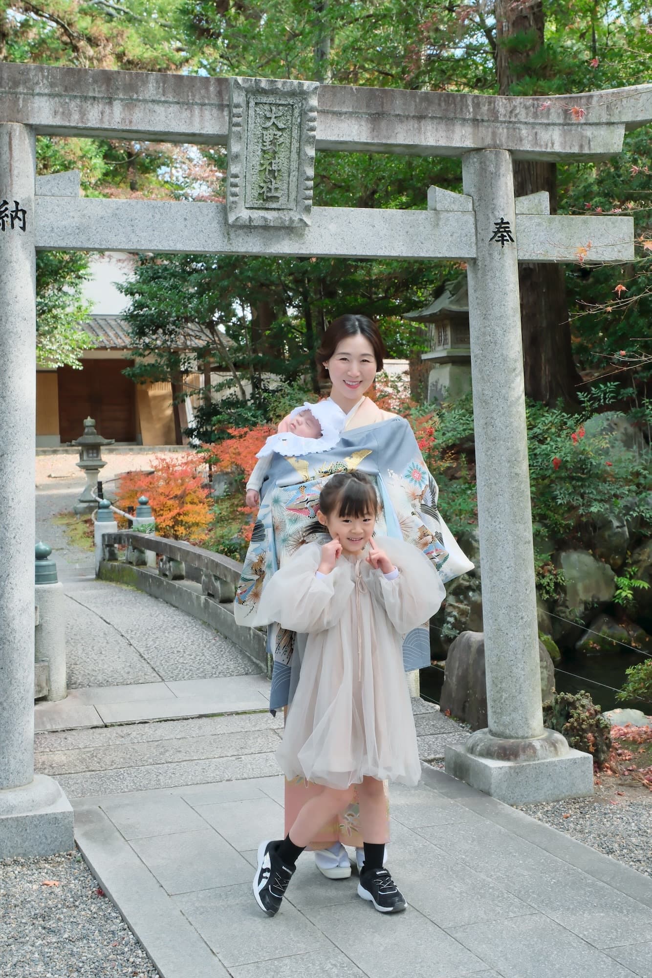 建部大社でお宮参りの家族と赤ちゃん