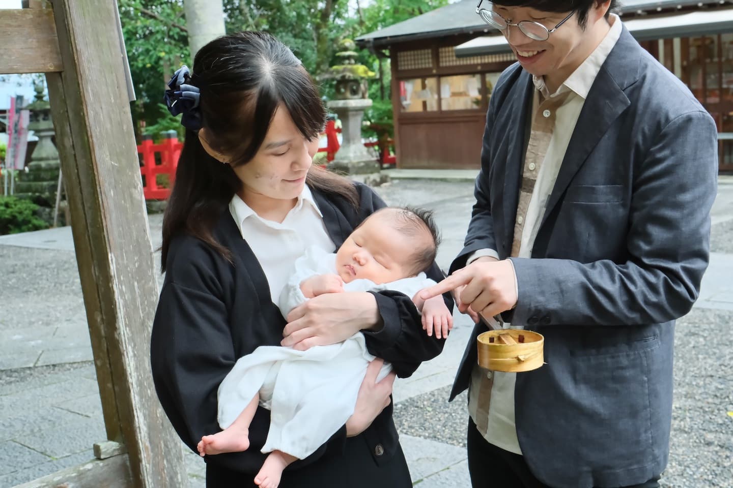 出雲大神宮でお宮参りの赤ちゃんと家族
